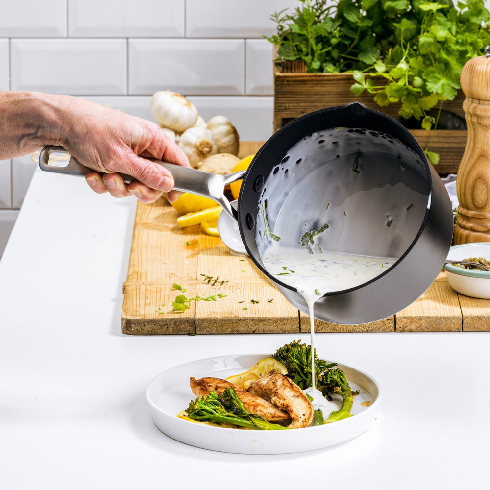 GreenPan Steelpan met 2 Schenktuiten Copenhagen Zwart ø 16 cm / 1.6 Liter - sfeerbeeld 4
