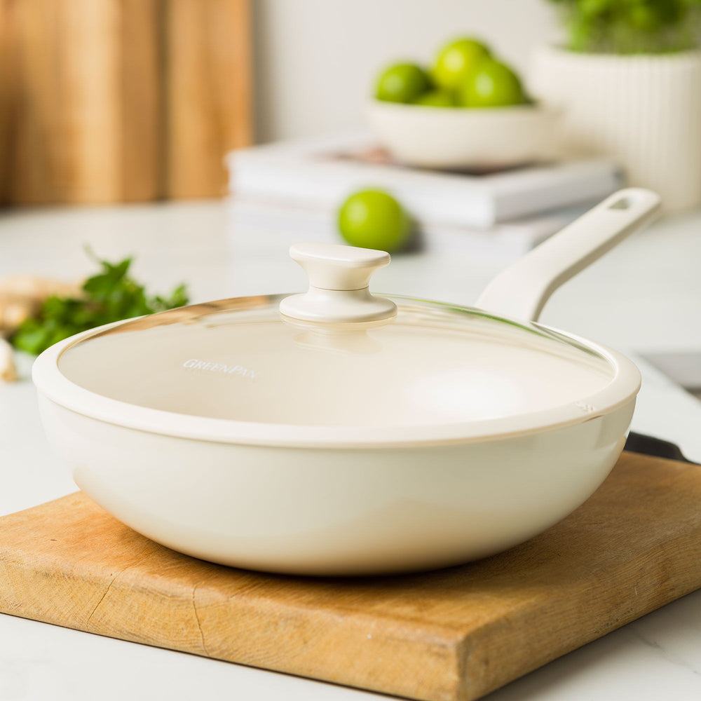GreenPan Wokpan met deksel Essence Pro Clay ø 28 cm / 3.69 Liter - sfeerbeeld 1