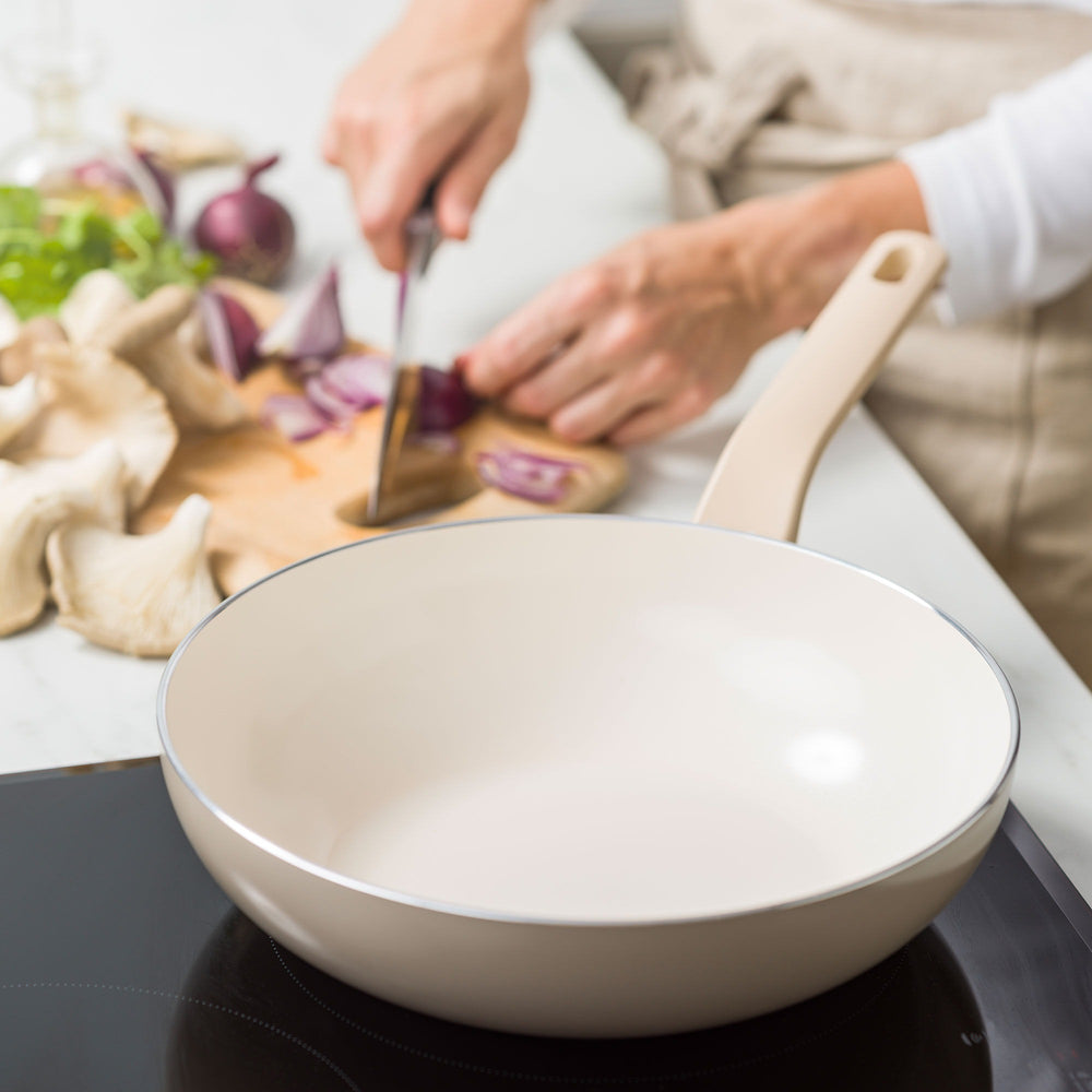 GreenPan Wokpan met deksel Essence Pro Clay ø 28 cm / 3.69 Liter - sfeerbeeld 2