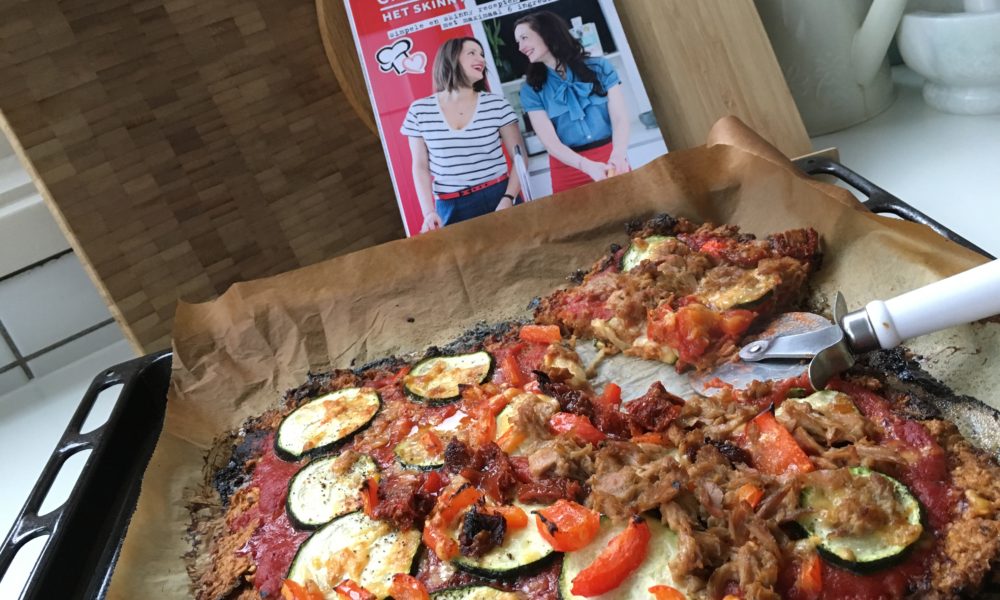 Une pâte à pizza saine à base d'avoine, garnie de thon et de légumes frais