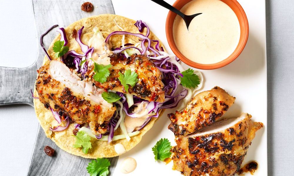 Poulet mariné épicé dans des tortillas croustillantes avec une coleslaw maison