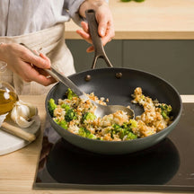 KitchenAid Koekenpan Advanced Juniper Black ø 20 cm - sfeerbeeld 3