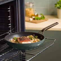 KitchenAid Koekenpan Advanced Juniper Black ø 20 cm - sfeerbeeld 4