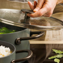 KitchenAid Kookpan Advanced Juniper Black ø 24 cm / 4.9 Liter - sfeerbeeld 4
