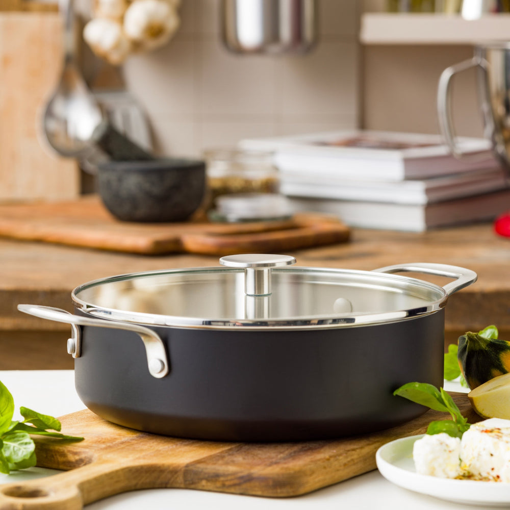 KitchenAid Hapjespan / Sauteerpan met deksel Aluminium Mat Zwart ø 24 cm / 3.1 Liter - sfeerbeeld 1