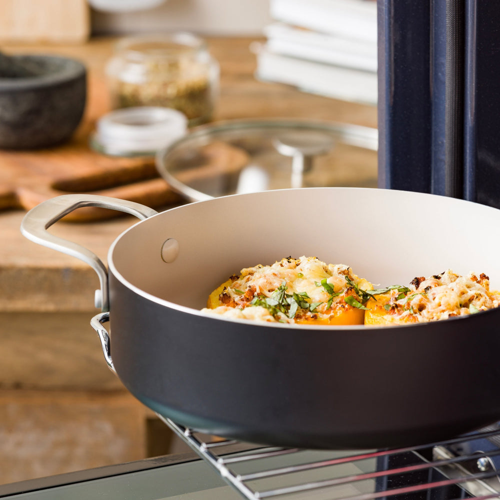 KitchenAid Hapjespan / Sauteerpan met deksel Aluminium Mat Zwart ø 28 cm / 4.3 Liter - sfeerbeeld 2