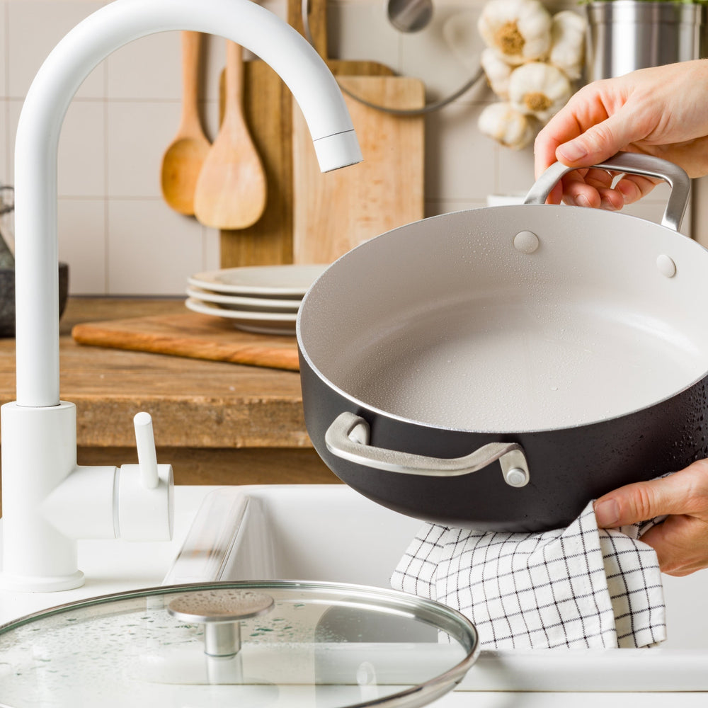 KitchenAid Hapjespan / Sauteerpan met deksel Aluminium Mat Zwart ø 28 cm / 4.3 Liter - sfeerbeeld 3