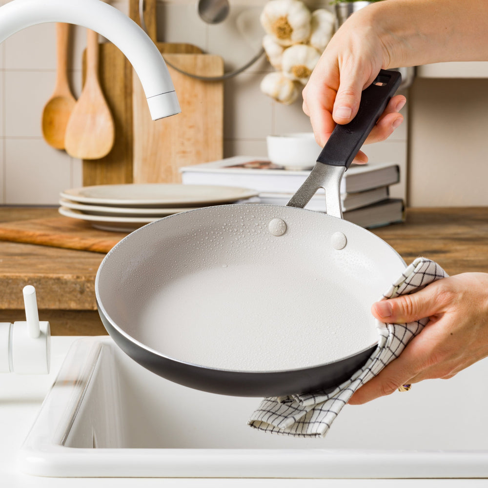 KitchenAid Koekenpan Aluminium Mat Zwart ø 20 cm - sfeerbeeld 2