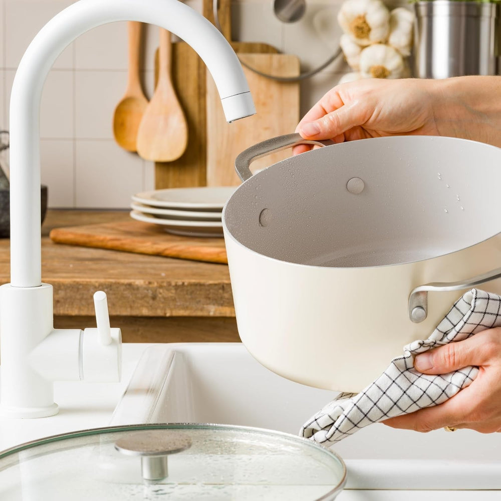 KitchenAid Kookpan Aluminium Almond Cream ø 24 cm / 4.9 Liter - sfeerbeeld 4