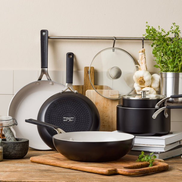 Batterie de cuisine KitchenAid Aluminium Noir Mat 4 pièces - Poêles à frire ø 24 & 28 cm, Faitouts ø 20 & 24 cm - revêtement antiadhésif céramique