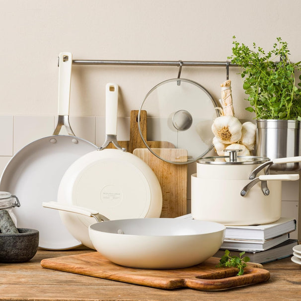 Casserole KitchenAid Aluminium Almond Cream ø 16 cm / 1,6 Litre - avec couvercle - revêtement antiadhésif céramique