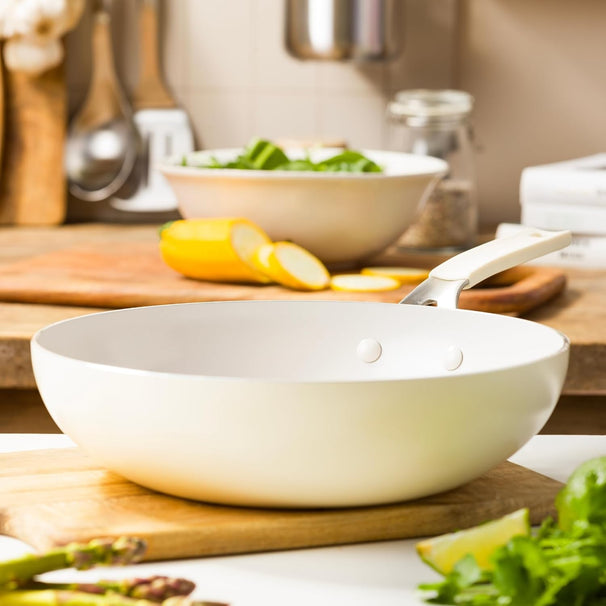 Wok KitchenAid Aluminium Almond Cream ø 28 cm / 3,7 Litres - revêtement antiadhésif céramique