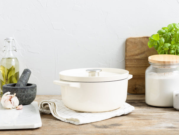 Cocotte en fonte KitchenAid Cream ø 22 cm / 3,3 Litres - revêtement antiadhésif émaillé