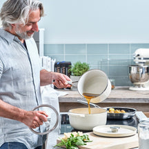 KitchenAid Braadpan Gietijzer Cream ø 22 cm / 3.3 Liter - sfeerbeeld 4