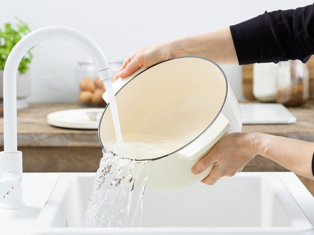 KitchenAid Braadpan Gietijzer Cream ø 26 cm / 5.2 Liter - sfeerbeeld 3