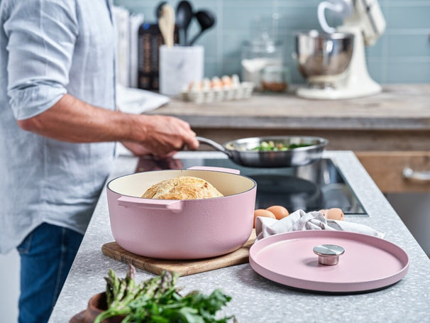 Cocotte en fonte KitchenAid Dried Rose ø 26 cm / 5,2 Litres - revêtement antiadhésif émaillé