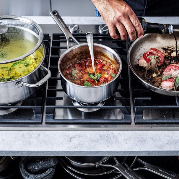 Ensemble de casseroles KitchenAid Multi-Ply Stainless Steel 6-pièces : casserole ø 20 et 24 cm, casserole ø 16 cm et poêle ø 24 cm + poêle Classic Forged ø 24 et 28 cm