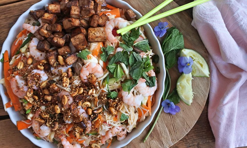 Une salade asiatique fraîche, haute en couleur, avec des légumes croquants et une vinaigrette relevée