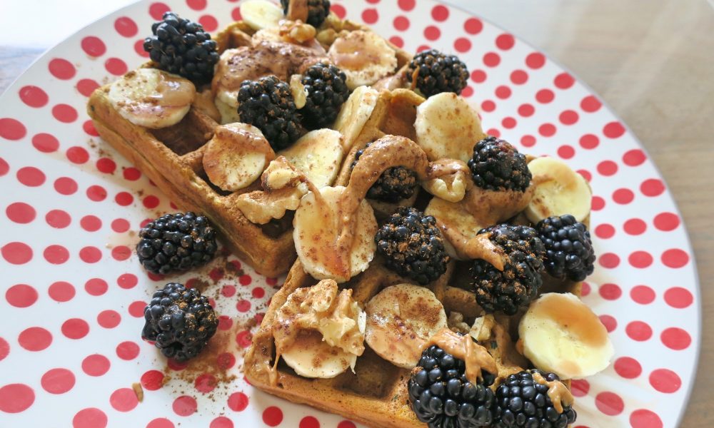 Gaufres saines aux légumes et fruits frais en garniture