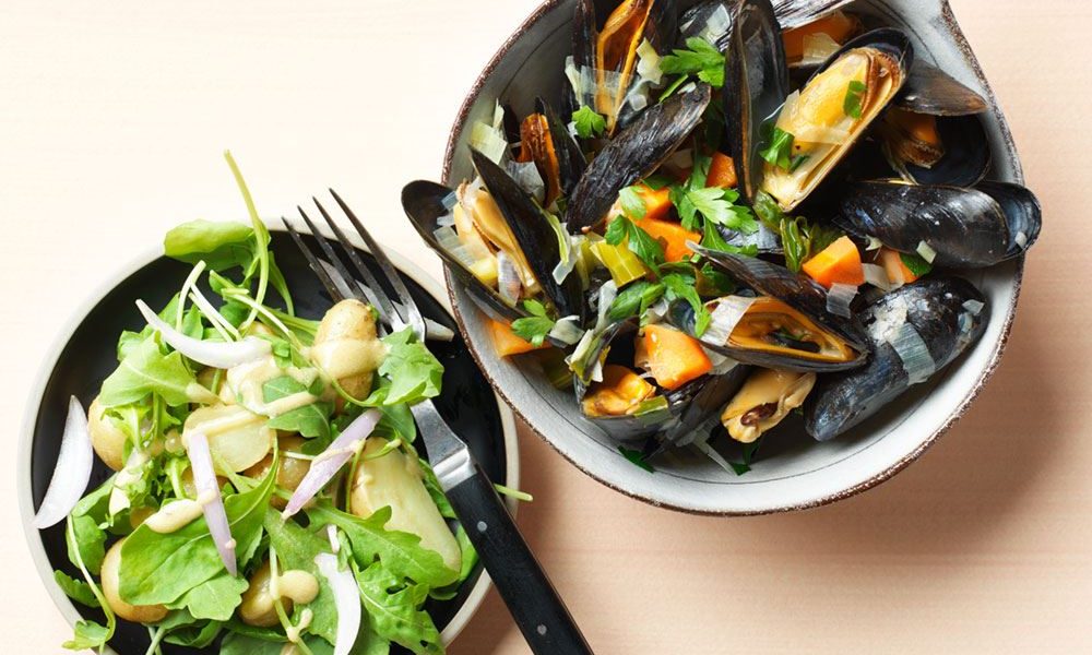 Moules fraîches aux légumes et une salade tiède de petites pommes de terre à la roquette