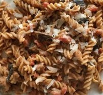Le surimi, aussi appelé crabe d'imitation, est principalement composé de poisson blanc. En l'incorporant dans des pâtes avec, entre autres, un piment, du citron et du persil, le plat est bien relevé ! En somme, c'est une recette rapide, facile et super délicieuse.