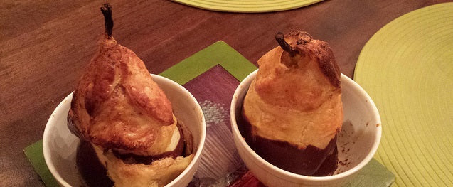 Poires rôties élégantes dans une pâte feuilletée croustillante avec une riche sauce au chocolat