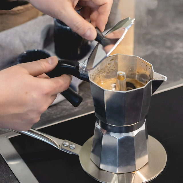 Étape par étape : comment préparer du café avec un pércolateur