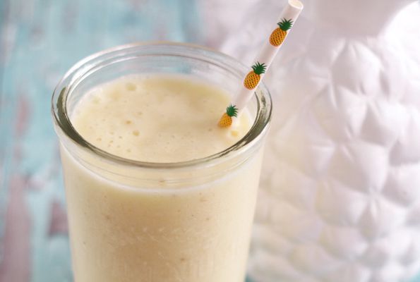 Un smoothie tropical au lait de coco et à l'ananas