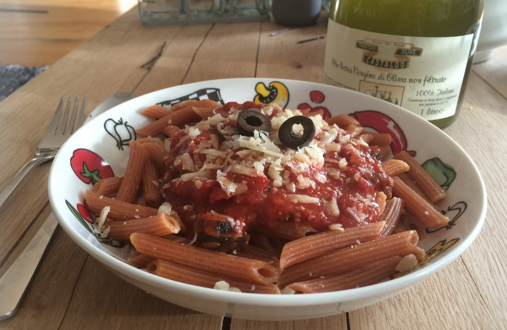 Un savoureux plat de pâtes italien avec une sauce épicée, des anchois et des olives noires