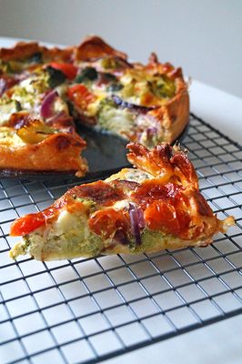 Une quiche végétarienne crémeuse au brocoli, tomates cerises et mozzarella