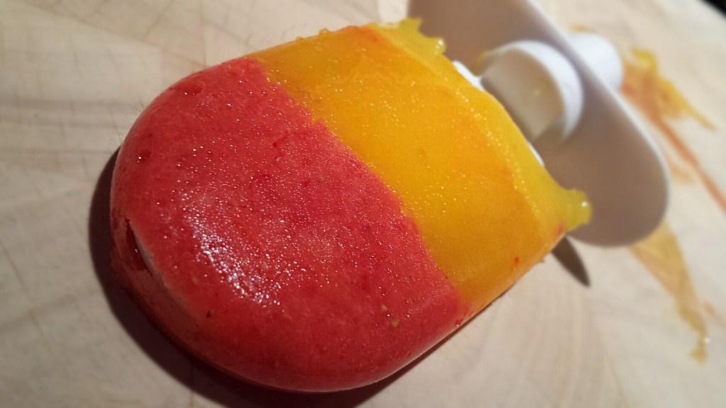 Glace fusée maison, saine et colorée à la fraise, mangue et orange