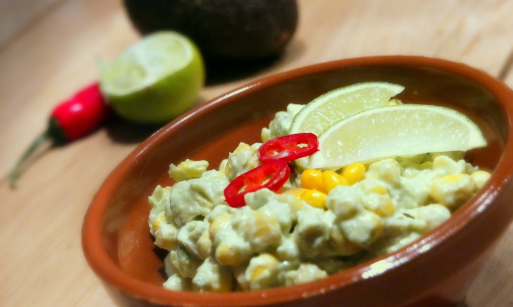 Salade fraîche à l'avocat crémeux, au maïs et à une sauce citron vert-chili piquante