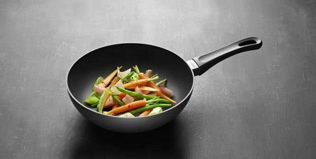 Que voit-on lorsque l'on place une sauteuse et un wok côte à côte ?