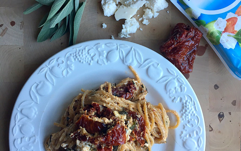 Prêt en un rien de temps : sauce crémeuse aux pâtes avec sauge, tomates séchées et fromage blanc