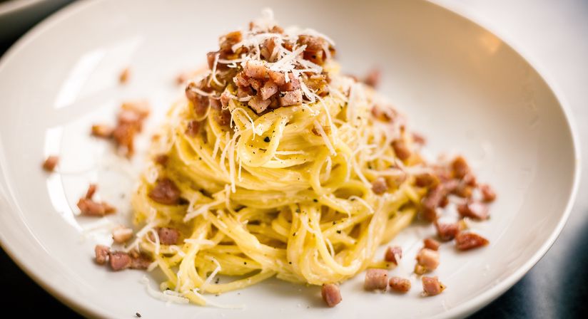 Vous avez envie de pâtes italiennes ? Cette spaghetti carbonara crémeuse (Spaghetti alla Carbonara) est très savoureuse et constitue en plus un repas rapide et facile. Elle est souvent mal préparée : beaucoup de gens ajoutent de la crème de cuisson dans la sauce. Pourtant, cela n'appartient pas à la recette authentique de la carbonara.