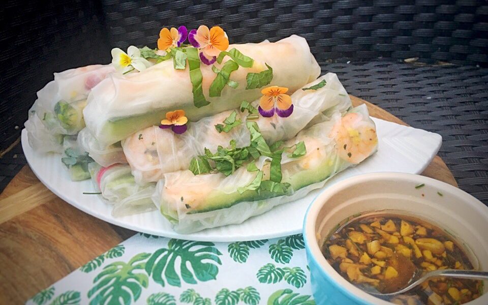 Bouchées légères et fraîches d'été aux gambas, crabe et avocat