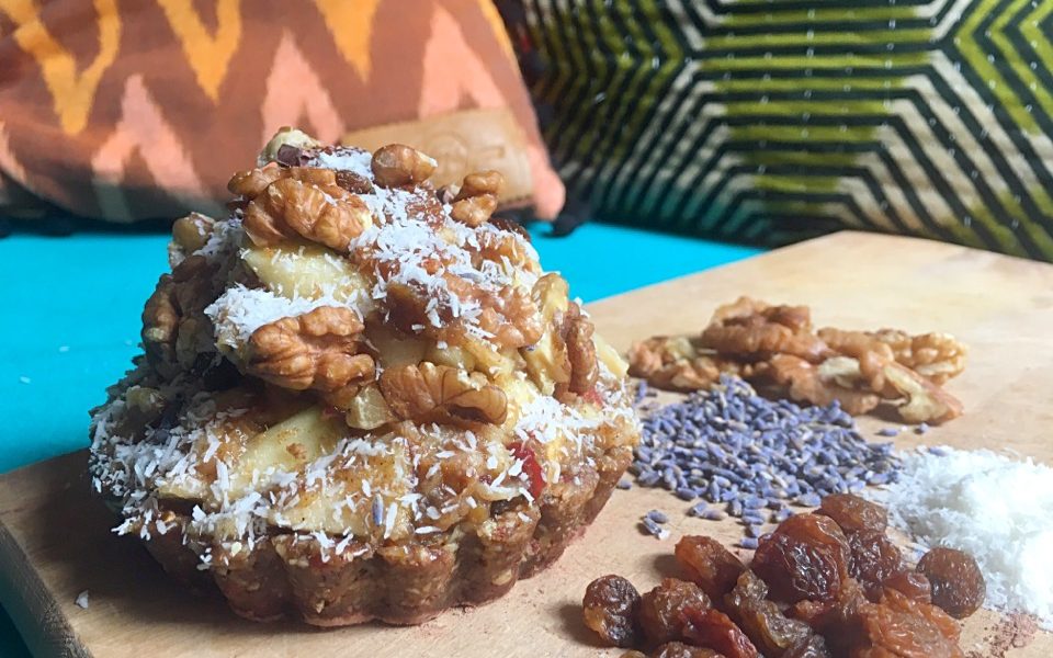 Une tarte saine sans cuisson, aux pommes, aux noix et une onctueuse sauce caramel aux dattes