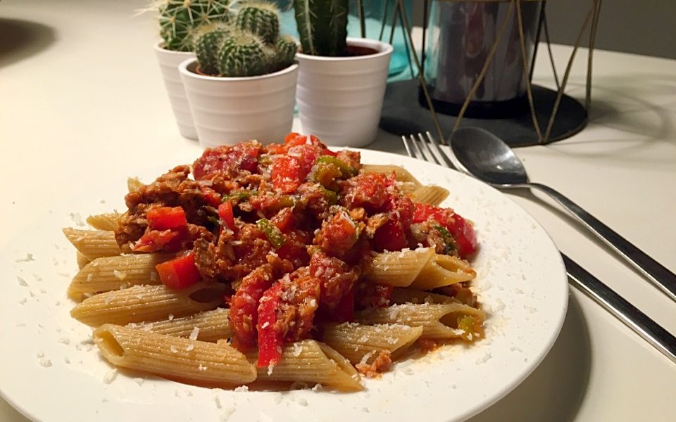 Un plat de pâtes nourrissant au thon et à la sauce tomate, prêt en un rien de temps