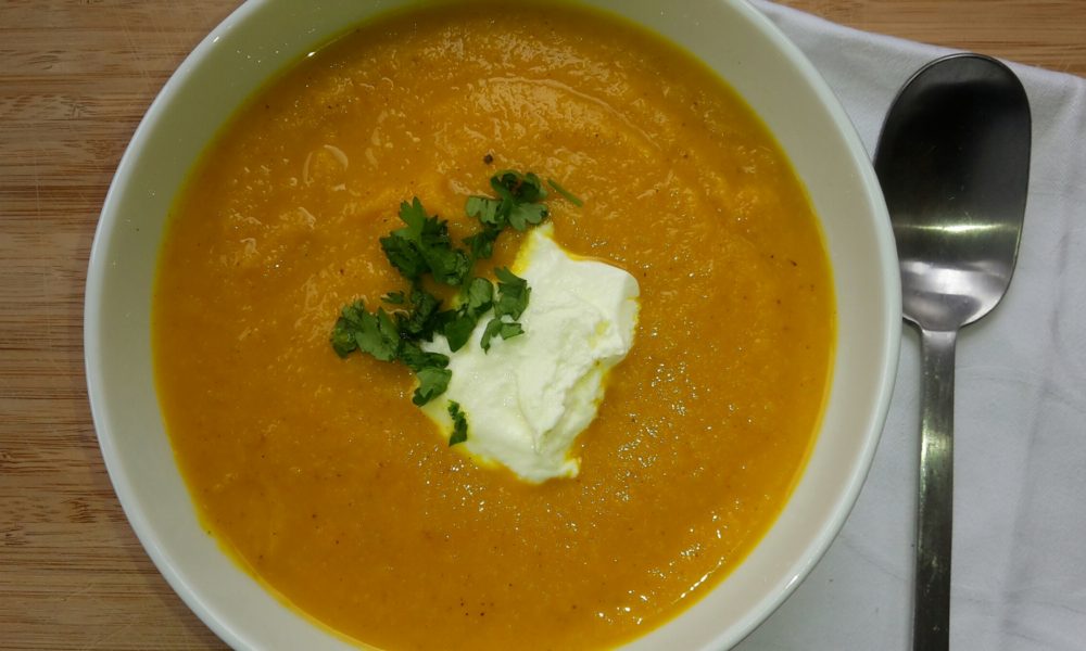 Une soupe de carottes onctueuse et parfumée, avec une touche de curry et de coriandre fraîche