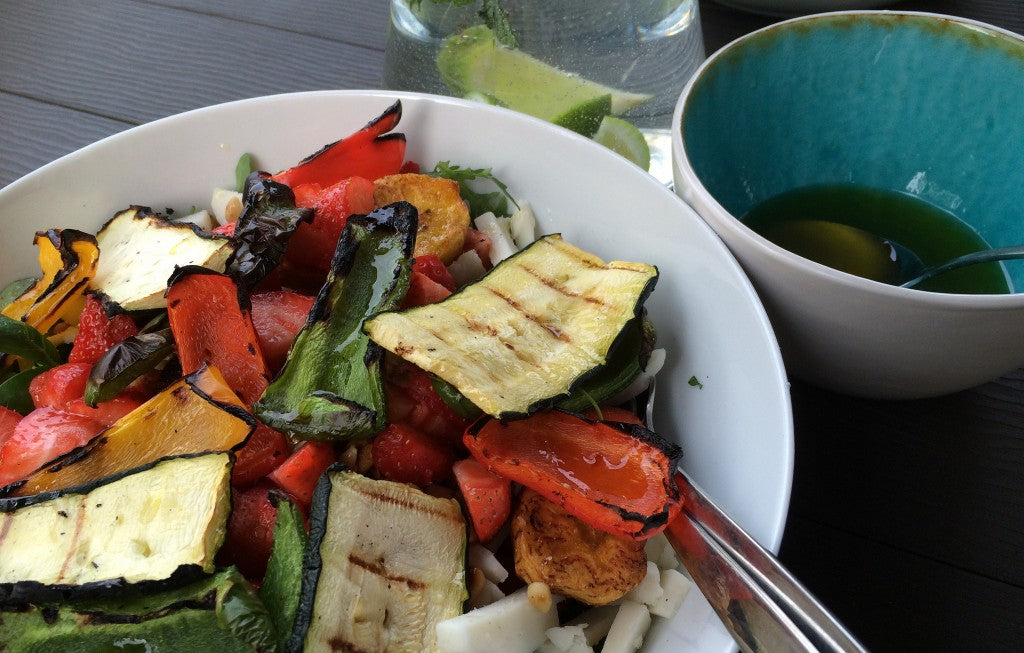 Une salade d'été fraîche aux légumes grillés, fromage de chèvre et une vinaigrette piquante au gingembre